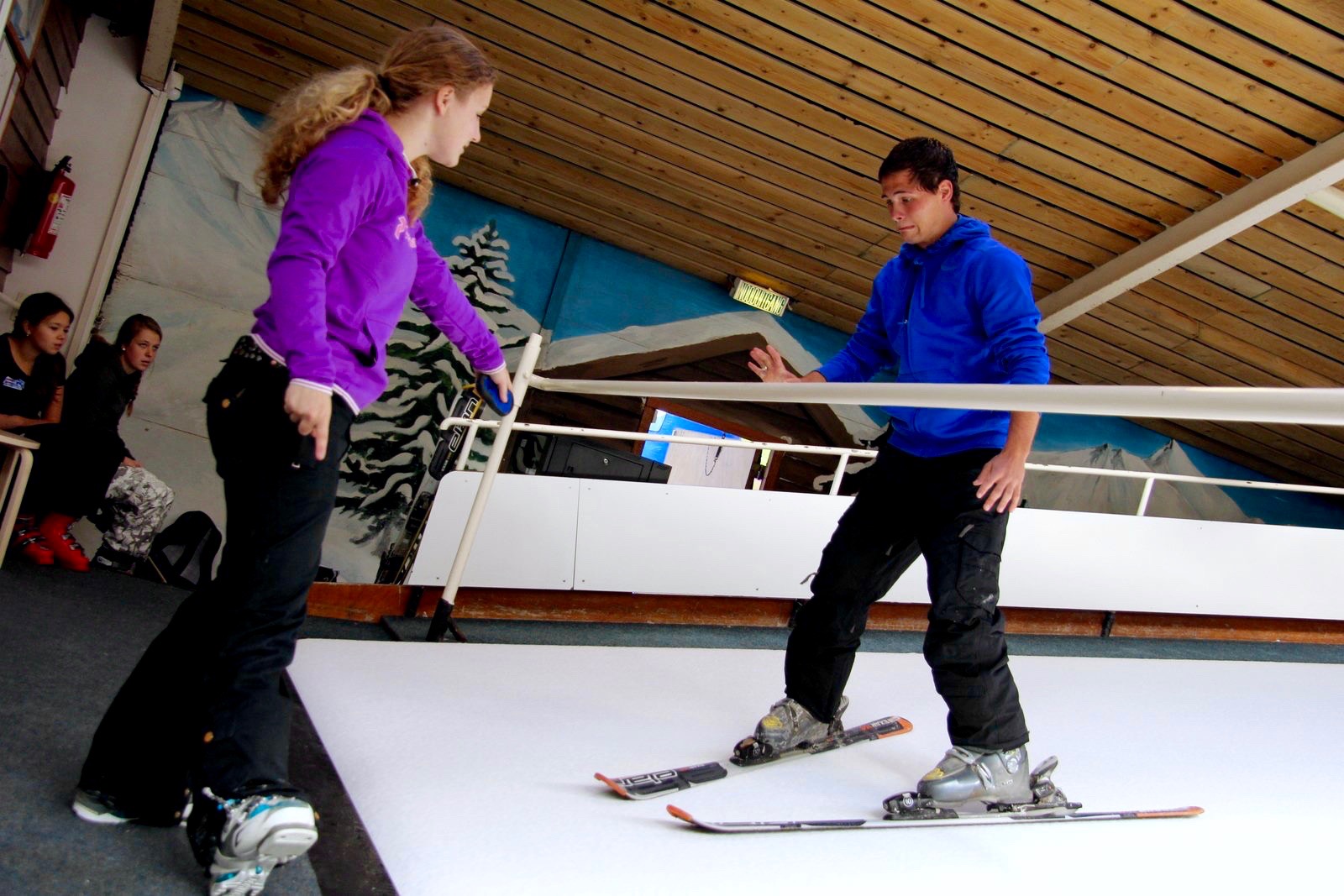 Leraar van SkiDiscovery geeft les op rollerbaan