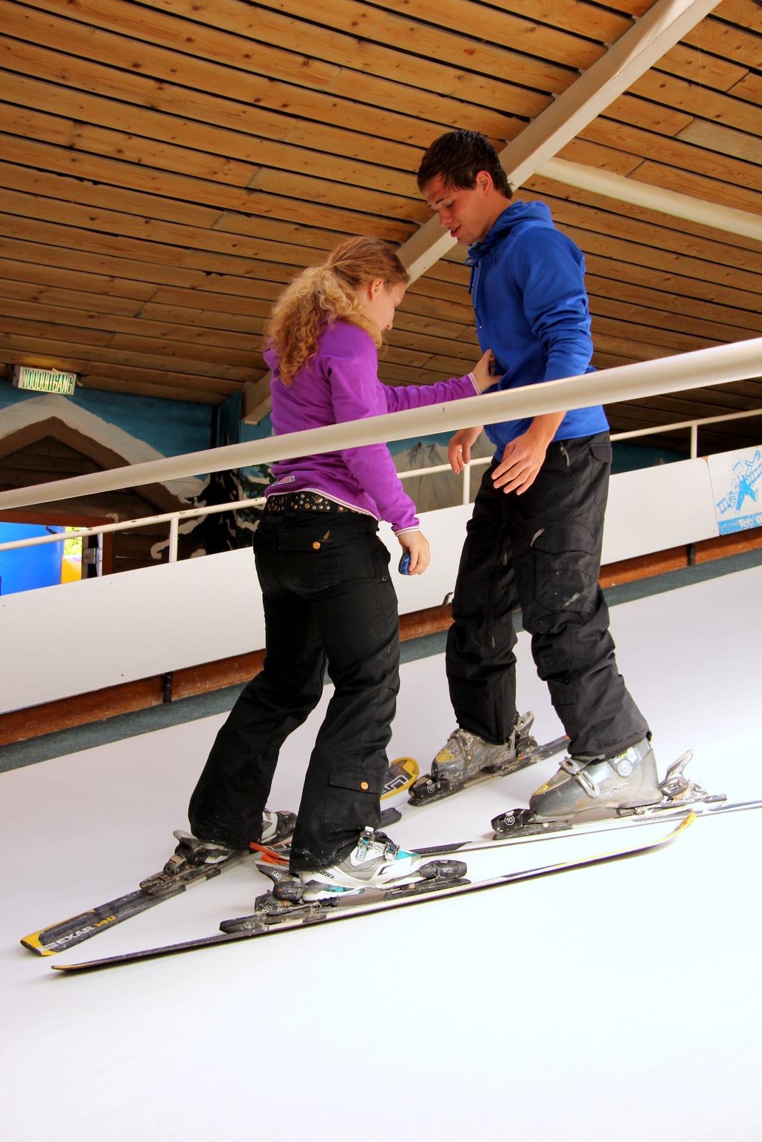 Leraar van SkiDiscovery geeft les op rollerbaan