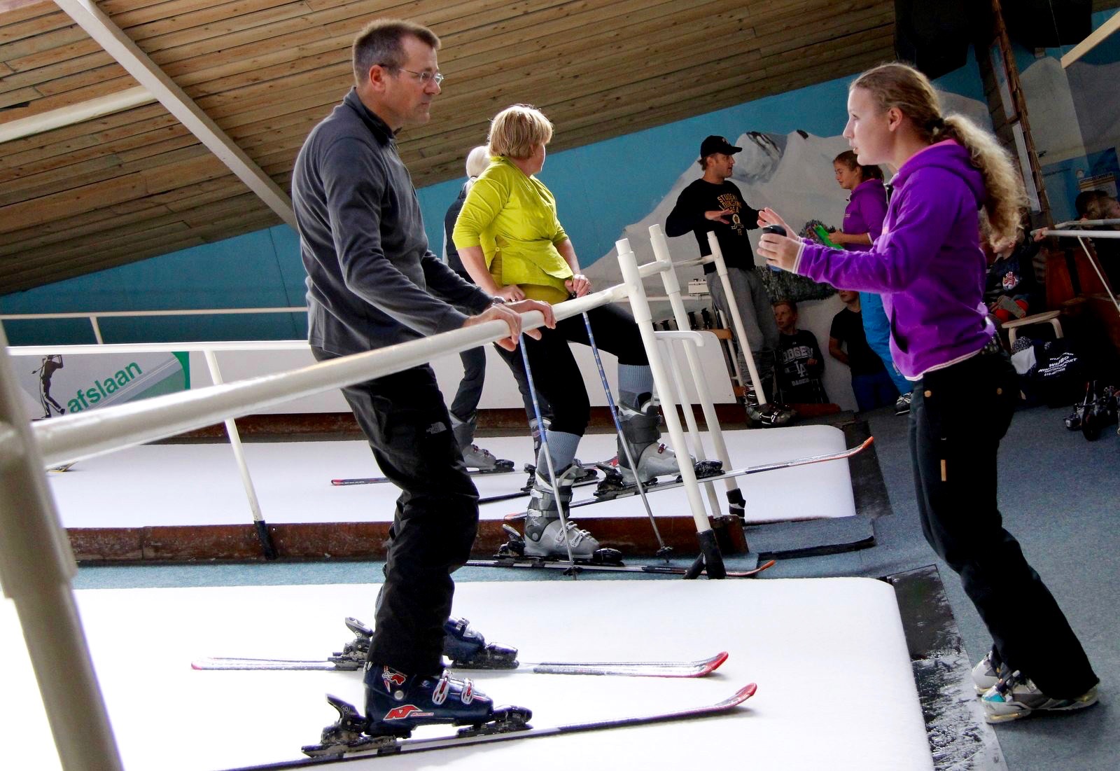 Leraar van SkiDiscovery geeft les op rollerbaan