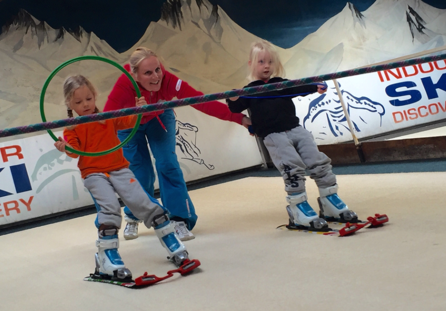 Kinderen tijdens indoor skiles