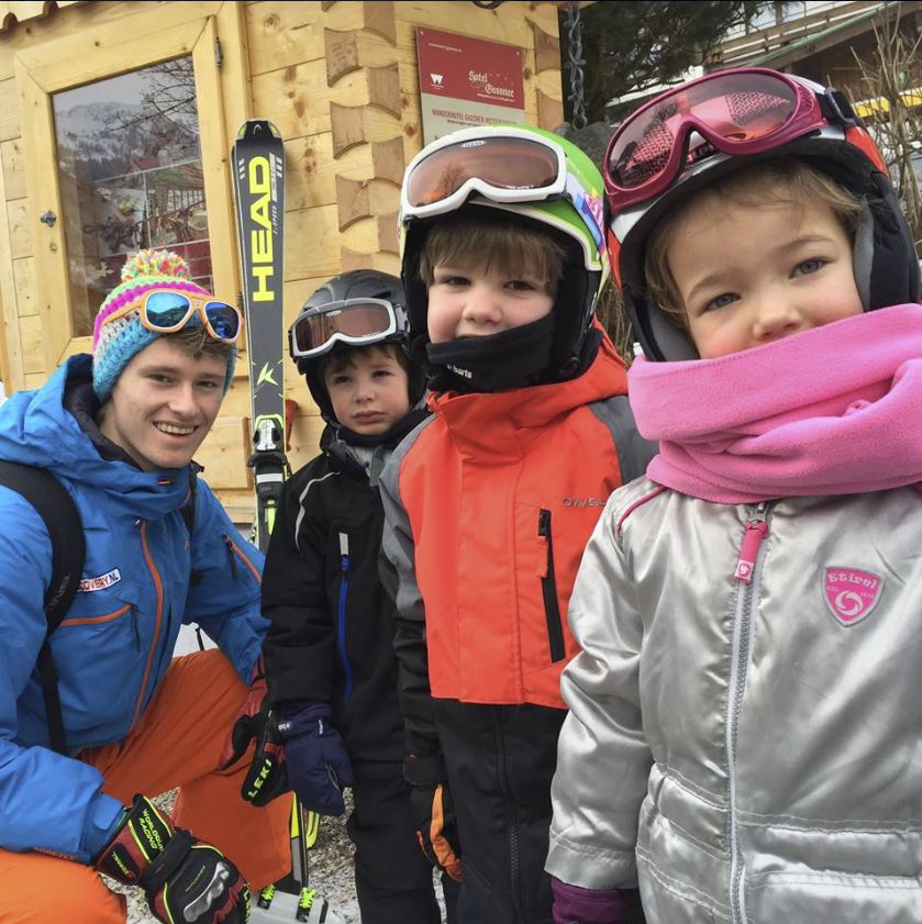 Kinderen in skiklasje met Nederlandse leraar