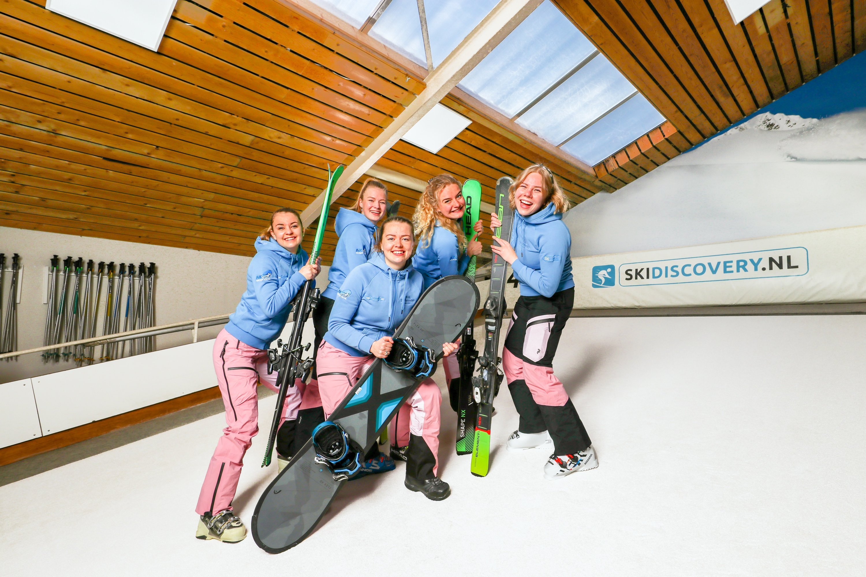 Groep mensen bij indoor skibaan