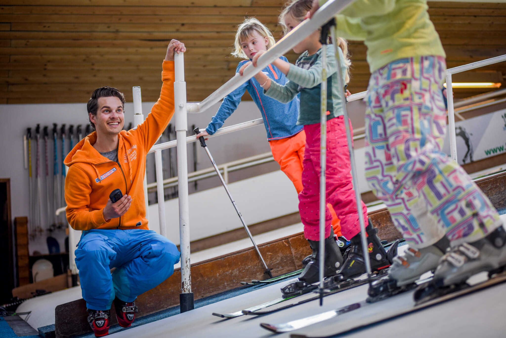 Kinderen die skiles krijgen op indoor skibaan