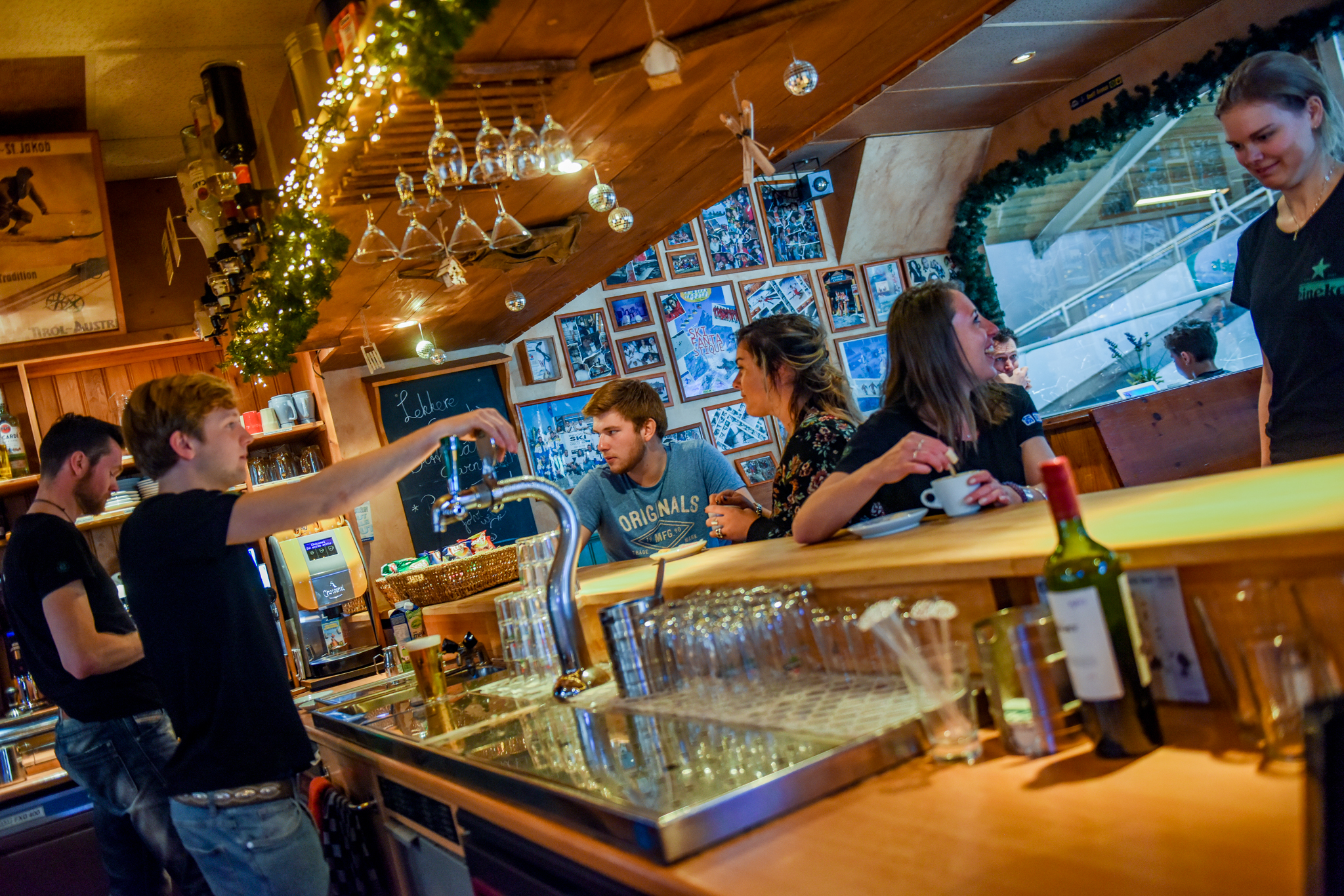 Bar SkiDiscovery met uitzicht op rollerbaan