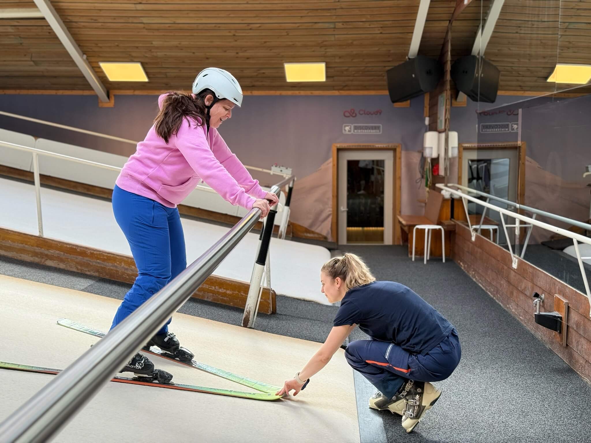 Fysiotherapeut begeleidt een cursist op de indoorrolpiste van SkiDiscovery