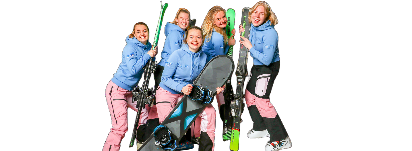Het team van SkiDiscovery met ski's en snowboard