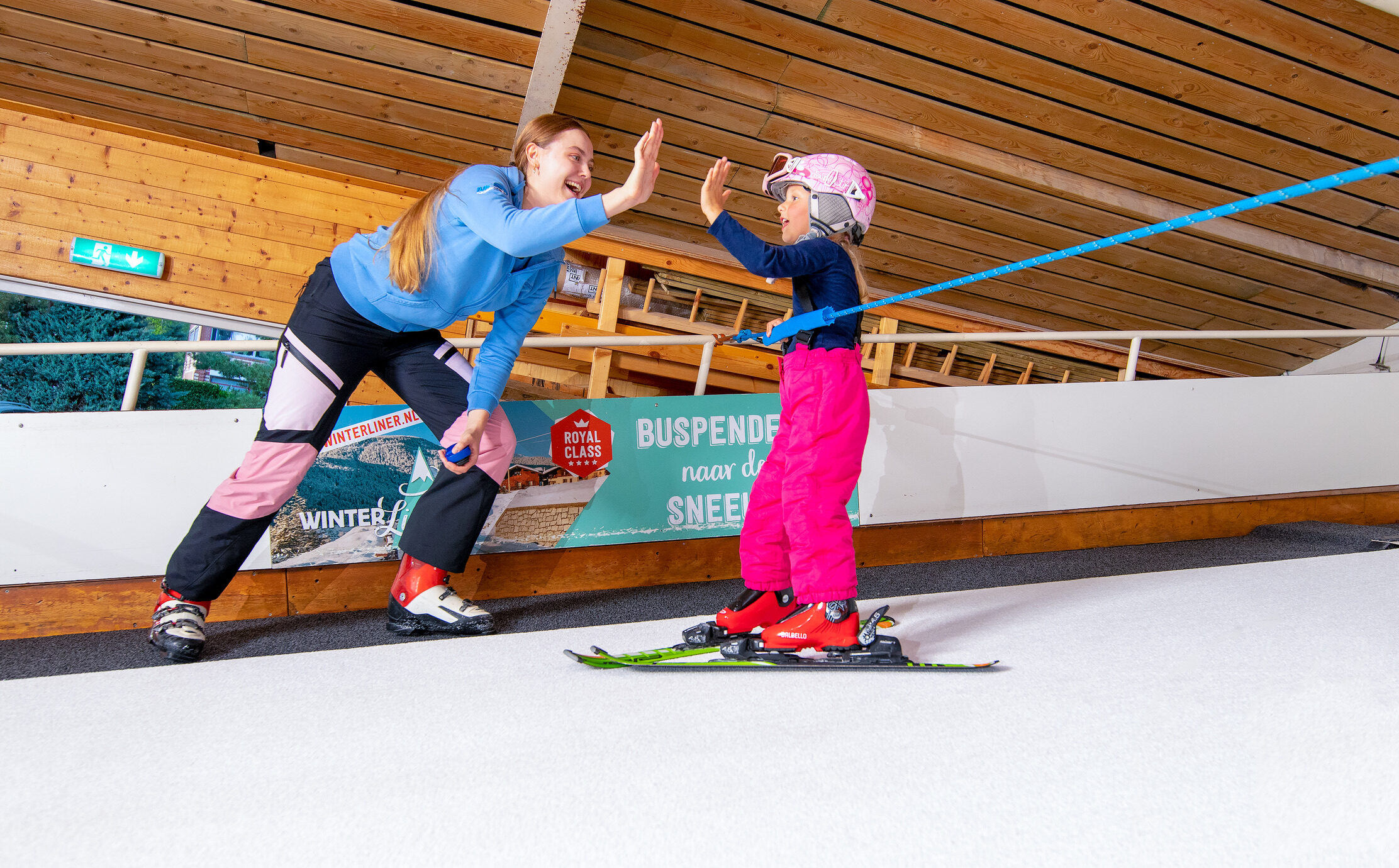 Instructeur geeft les op de rolpiste van SkiDiscovery